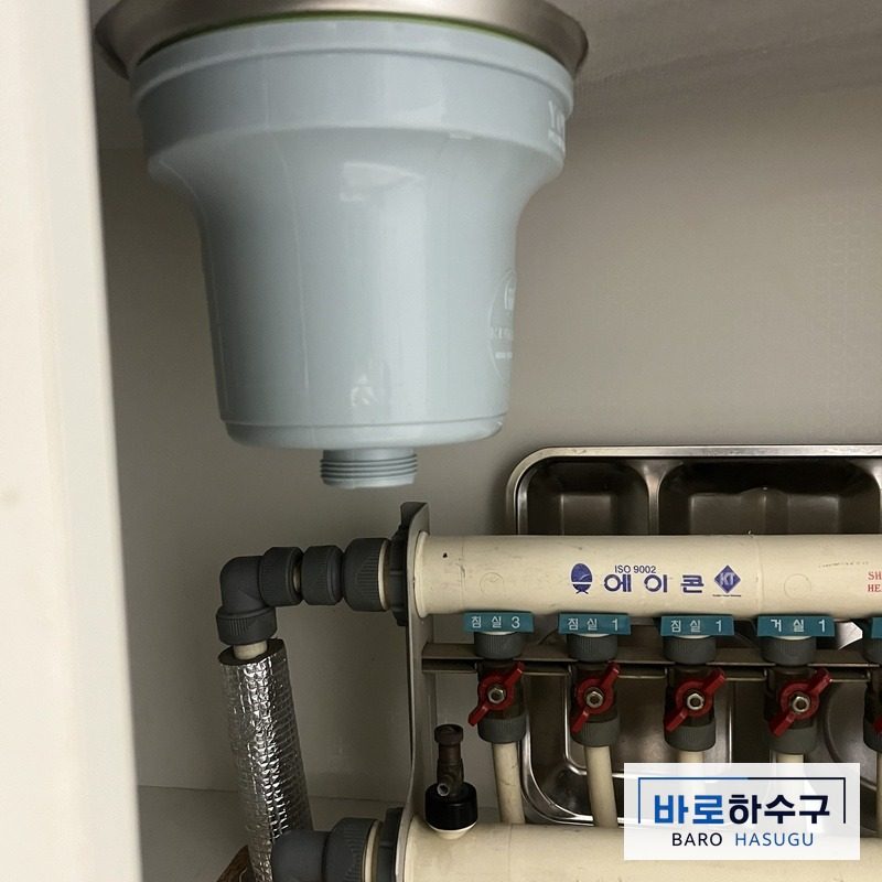 싱크대 누수 작업 전, 손상된 주름호스를 떼어낸 배수통 아래 (안산 현장)
