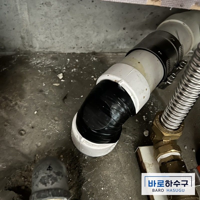 안양 싱크대막힘 작업 후, 배관 세척을 마치고 타공 부위를 막아 마감한 노출 배관 (안양 만안구)