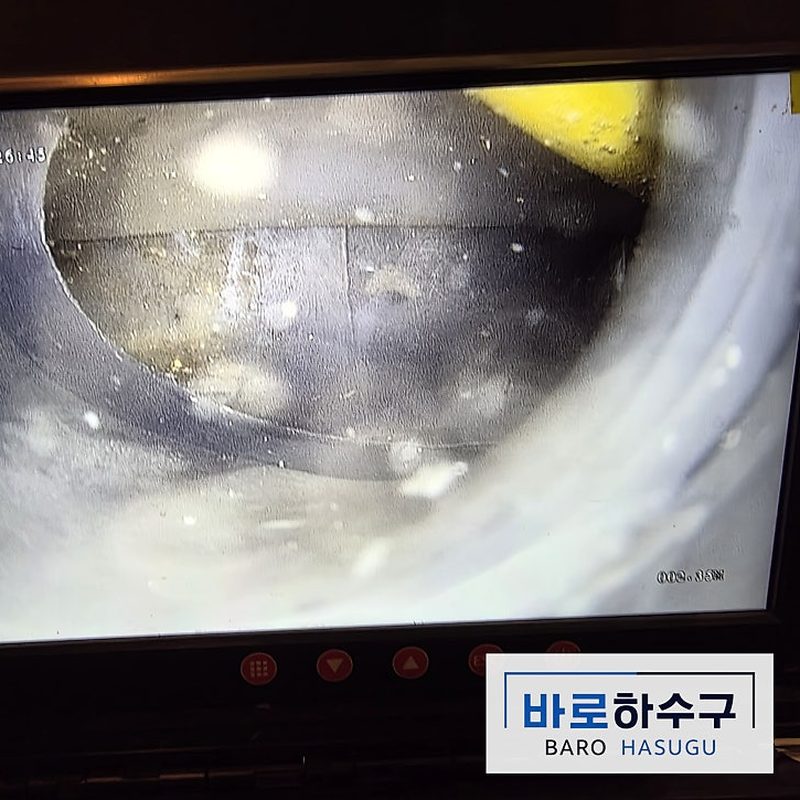 세탁실 하수구막힘 작업 후, 관 벽이 드러난 배관 내시경 화면 (성남 현장)