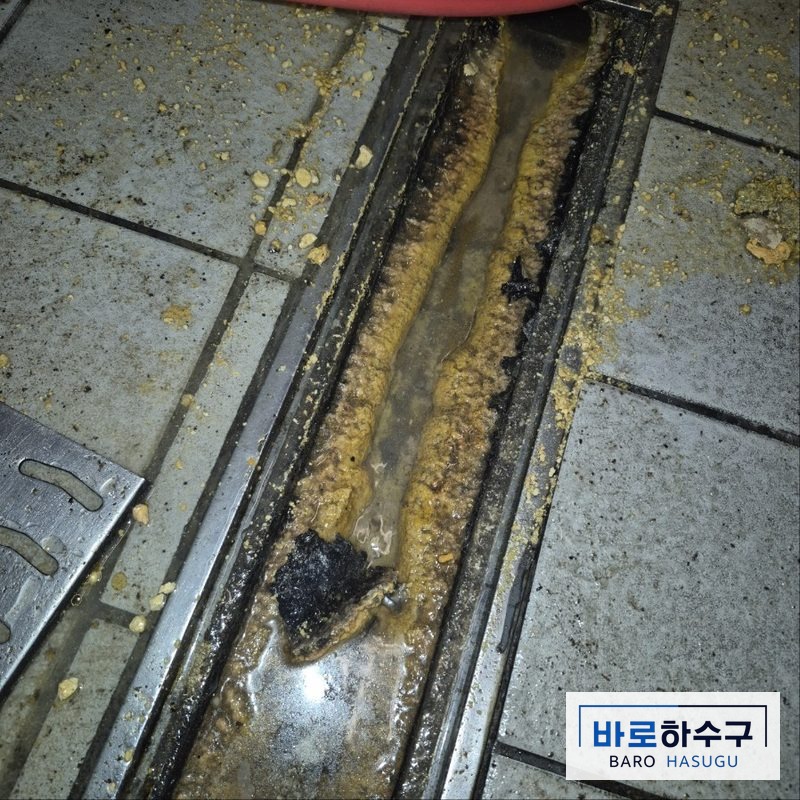식당 주방 트렌치에 누런 기름때와 찌꺼기가 배수로를 덮고 물이 고인 작업 전 상태 (수원 현장)